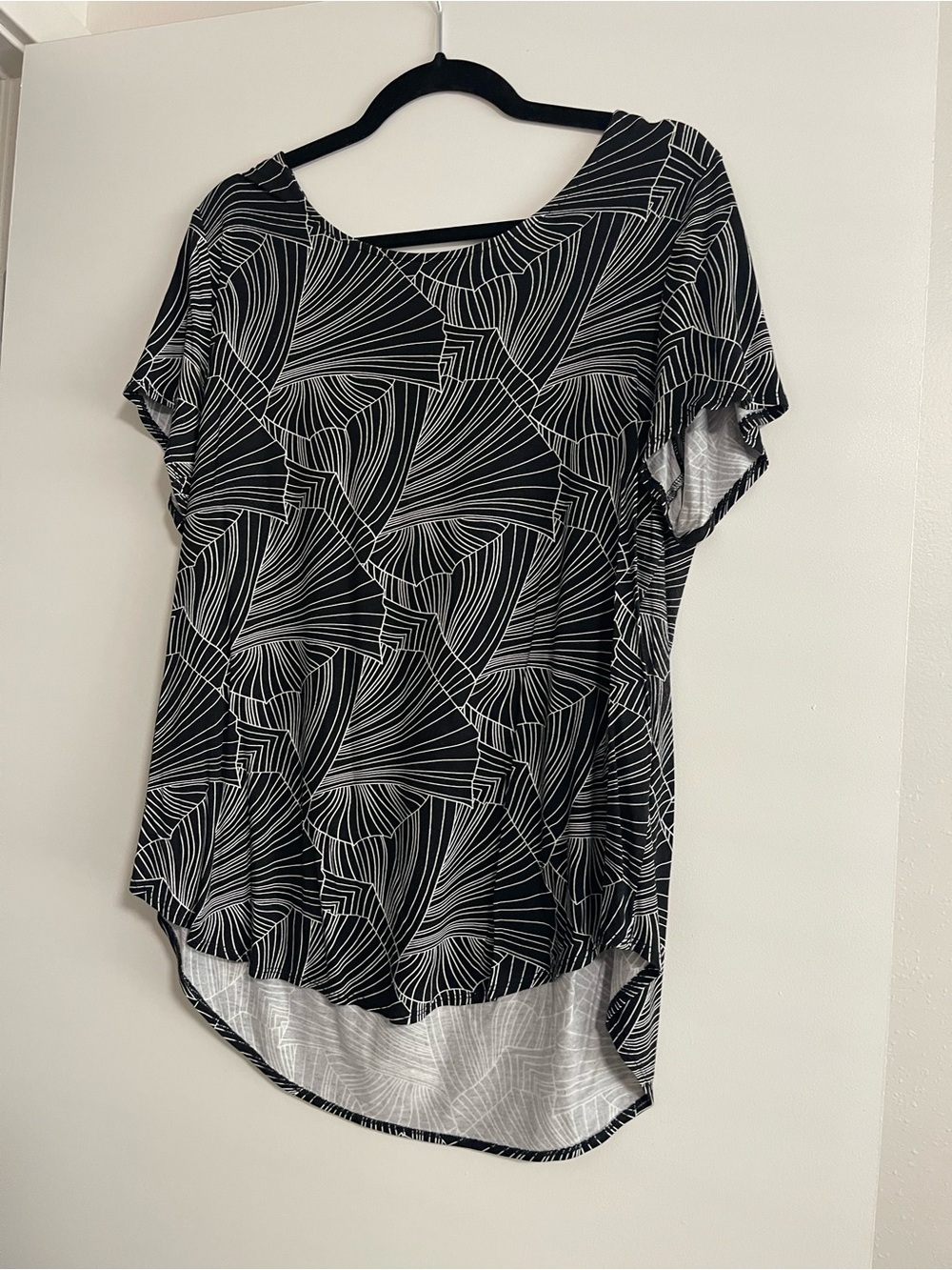 Alfani Black Short-Sleeve Tee with White Abstract Line Design